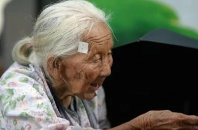 骚年玩敬老院老头,带来欢笑与温暖,老人们的生活因此变得更加丰富多彩 骚年玩敬老院老头,带来欢笑与温暖,老人们的生活因此变得更加丰富多彩