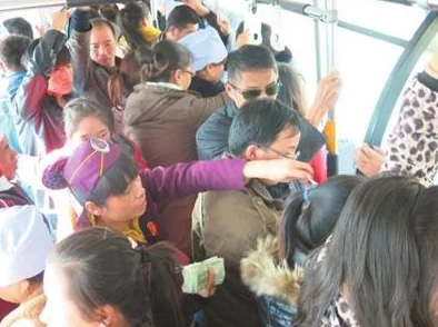 公交车掀开奶罩边躁狠狠躁说说：探讨公共交通环境中个体行为与社会规范的冲突与影响