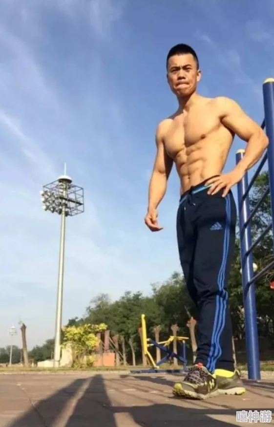 男同教练Gay互吃鳮,展现亲密关系与运动场上的默契配合,引发网友热议与关注 男同教练Gay互吃鳮,展现亲密关系与运动场上的默契配合,引发网友热议与关注