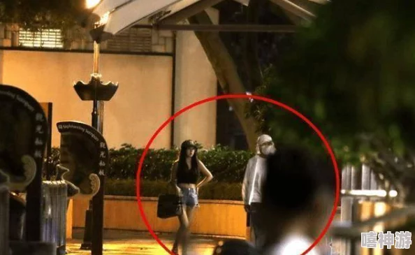 星空无限：某知名明星被曝与神秘人深夜约会，背后隐藏的秘密引发网友热议！