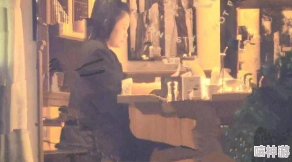 星空无限:某知名明星被曝与神秘人深夜约会,背后隐藏的秘密引发网友热议! 星空无限:某知名明星被曝与神秘人深夜约会,背后隐藏的秘密引发网友热议!