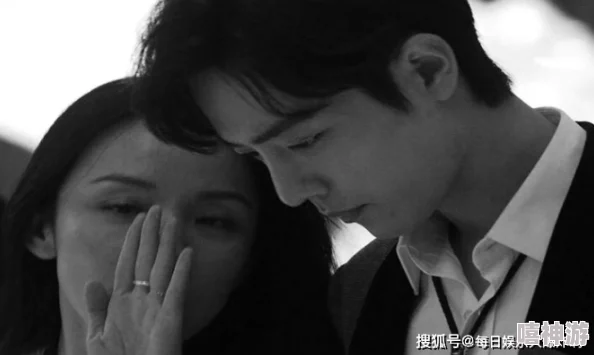黑料吃瓜网:某男星被曝与经纪人绯闻传出,两人同框合影引发疑云 黑料吃瓜网:某男星被曝与经纪人绯闻传出,两人同框合影引发疑云