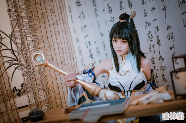 上官婉儿拿一支笔稿自己视频，展现才华与创意，引发网友热议与关注