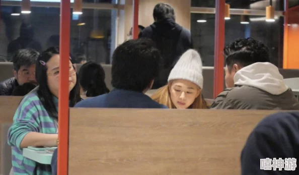 自己爬过来吃:某明星被拍到深夜独自现身餐厅,疑似与神秘人共进晚餐引发热议! 自己爬过来吃:某明星被拍到深夜独自现身餐厅,疑似与神秘人共进晚餐引发热议!