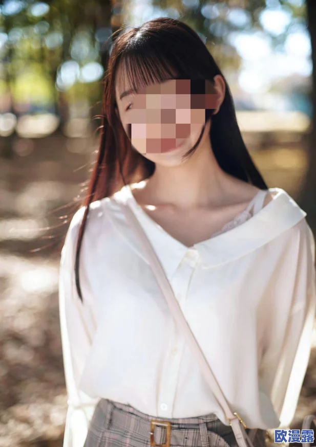 公车系强女奷校花雪柔图片，背后隐藏的校园秘闻与情感纠葛引发热议！