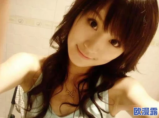 公车系强女奷校花雪柔图片，背后隐藏的校园秘闻与情感纠葛引发热议！