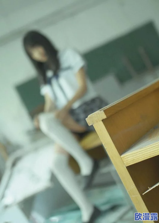 白丝校花扒开美腿甜蜜，探讨青春校园中的美丽与纯真，以及青春期情感的微妙变化与成长历程