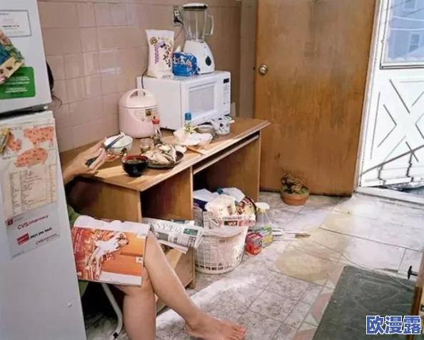 熄灯后的寝室ph郁寒，竟然被同学拍到与神秘对象深夜密谈，背后隐藏的秘密让人好奇不已！