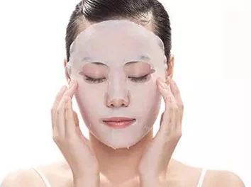 野外一面膜胸口一面膜下：探讨在户外环境中使用面膜的独特体验与效果，如何兼顾护肤与自然元素的结合