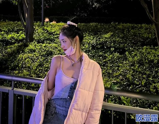 我就要草!某明星被拍到与神秘对象深夜约会,疑似恋情曝光引发热议,网友纷纷猜测背后真相 我就要草!某明星被拍到与神秘对象深夜约会,疑似恋情曝光引发热议,网友纷纷猜测背后真相