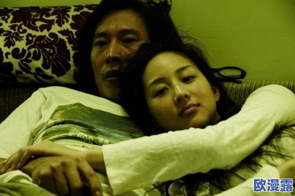 两性动图：明星情侣私密互动曝光，背后隐藏的情感故事引发热议！