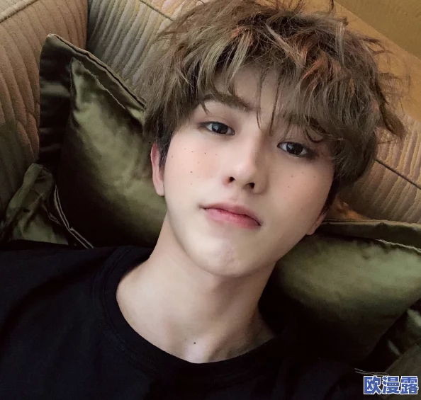 男生的坤坤穿进女生的坤坤里了视频，引发网友热议，讨论性别表达与时尚文化的碰撞与融合