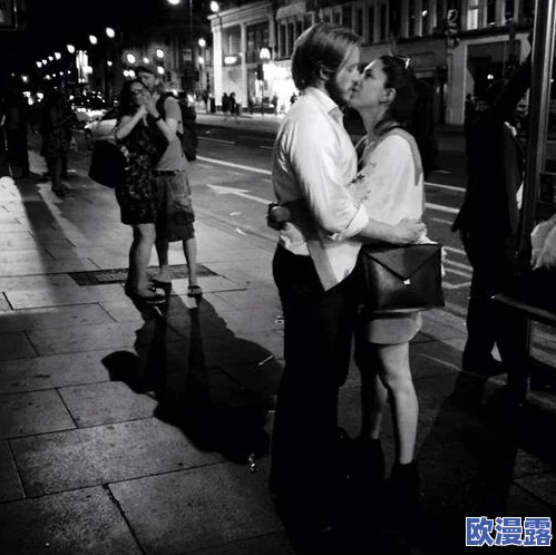 在公交车上被弄到高c亲亲抱抱，乘客们纷纷围观并拍摄下这一搞笑瞬间，引发热议与讨论