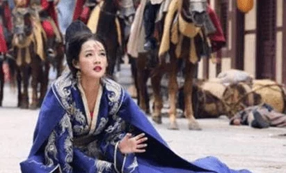 燕姐放羊老人户外，竟被目击与神秘男子深夜共度良宵，引发网友热议和猜测！