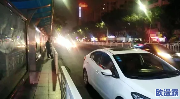 公交车被多人伦 H，事件引发社会广泛关注，涉及公共安全与道德伦理的深刻讨论，引起网友热议和反思