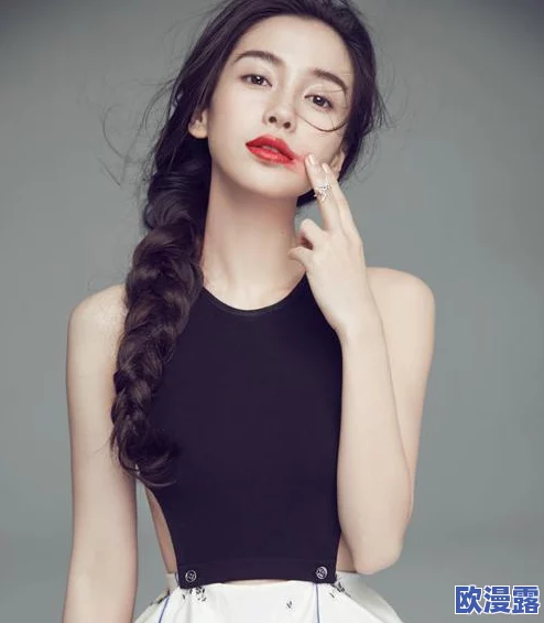 老熟女hd：42岁女星曝出惊人秘密，她的魅力竟然源自这个不为人知的生活习惯！