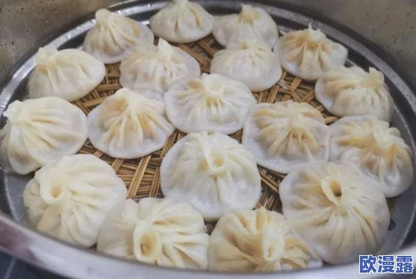 女生展示自己的小笼包给男生看,疑似为引发男生食欲而做出的行为,背后是否隐藏着什么秘密? 女生展示自己的小笼包给男生看,疑似为引发男生食欲而做出的行为,背后是否隐藏着什么秘密?