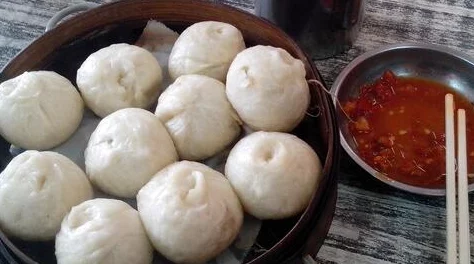 女生展示自己的小笼包给男生看,疑似为引发男生食欲而做出的行为,背后是否隐藏着什么秘密? 女生展示自己的小笼包给男生看,疑似为引发男生食欲而做出的行为,背后是否隐藏着什么秘密?