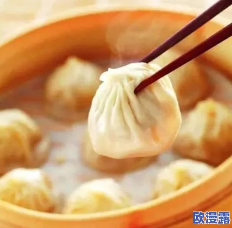 女生展示自己的小笼包给男生看,疑似为引发男生食欲而做出的行为,背后是否隐藏着什么秘密? 女生展示自己的小笼包给男生看,疑似为引发男生食欲而做出的行为,背后是否隐藏着什么秘密?