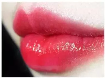 YSL水蜜桃：畅享夏日清新妆容，打造自然透亮的肌肤效果与持久保湿体验