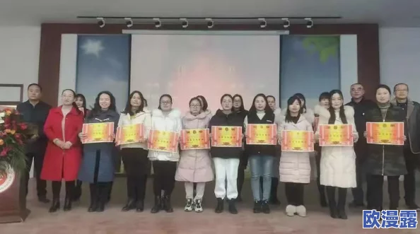 把英语老师按在讲台上抄,学生们的反应引发热议,教育方式是否需要改革? 把英语老师按在讲台上抄,学生们的反应引发热议,教育方式是否需要改革?