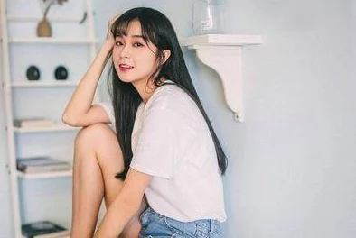 日本少妇人妻XXXXⅩ18欧美，这个标题可能涉及到成人内容，包含了对日本已婚女性的描绘以及与欧美文化的结合，反映出特定的性别角色和文化交融现象