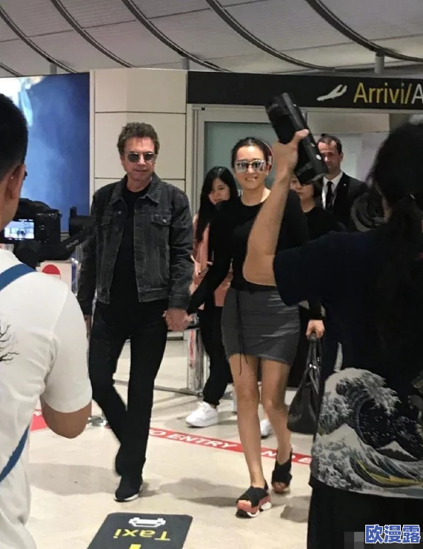 老师穿着黑色丝袜啪啪图片引发热议，网友们纷纷表示震惊与不解，背后真相令人深思！