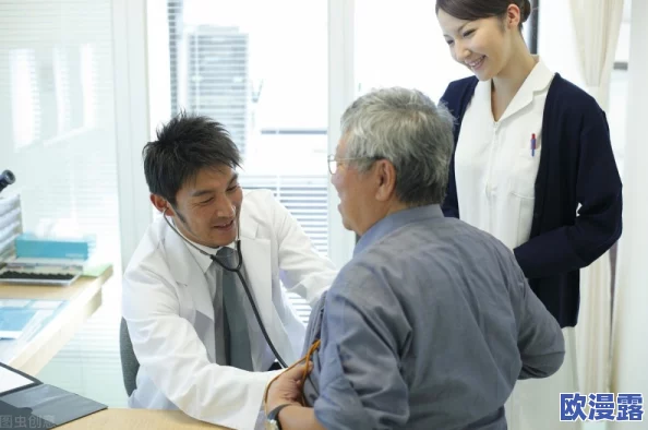 2对1:三人一次性体检4,旨在介绍一种新型的健康检查方式,通过两名医生同时为三位患者进行全面体检,提高效率与准确性 2对1:三人一次性体检4,旨在介绍一种新型的健康检查方式,通过两名医生同时为三位患者进行全面体检,提高效率与准确性