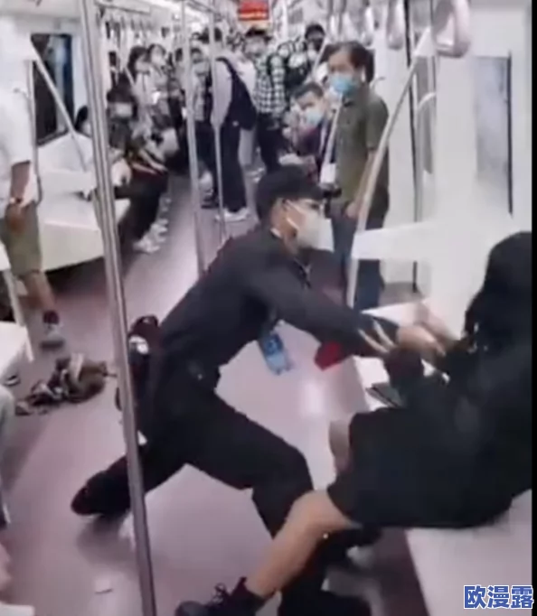 在公车上拨开内裤进入毛片,目击者惊呼:竟然有人如此大胆行为,现场一片哗然! 在公车上拨开内裤进入毛片,目击者惊呼:竟然有人如此大胆行为,现场一片哗然!