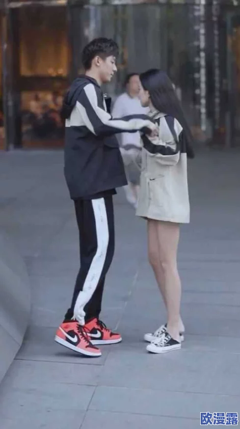 男s女m：震惊！这对情侣竟然在公开场合上演极限挑战，引发围观者热议与争论！
