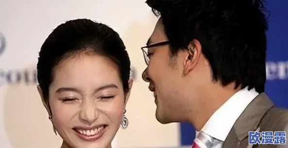 抬头看镜子里的接合处：网友热议生活中的反思与自我认知，如何在日常中找到真实的自己？