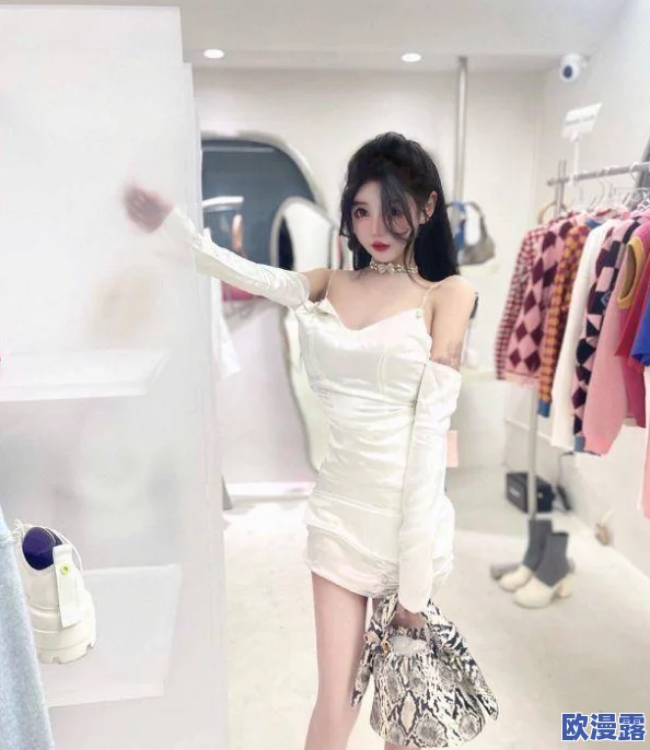 小小拗女性BBW：网友曝光她私下真实身材，疑似整容丰胸引发争议