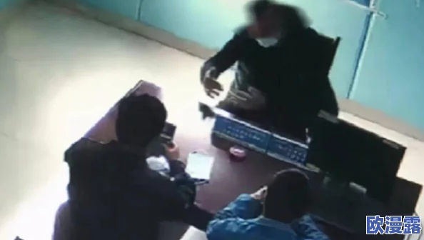 男子一边摸一边亲下面的视频引发热议，网友们纷纷表示震惊与不解，究竟背后隐藏着怎样的故事？