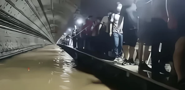 公交车被多人伦 系高H,乘客目击惊悚场面,现场混乱不堪让人难以置信! 公交车被多人伦 系高H,乘客目击惊悚场面,现场混乱不堪让人难以置信!