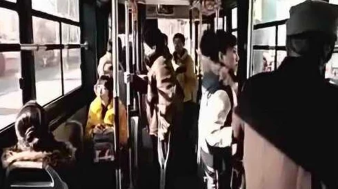 公交车被多人伦 吃花蒂，乘客目击惊人场面引发热议，社会道德何在？