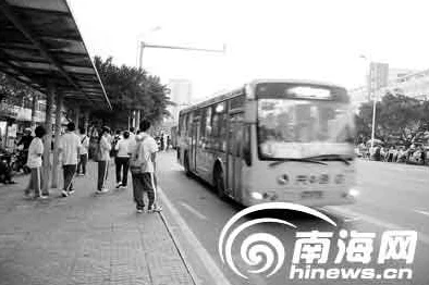 售票员用身体量尺寸坐公交车20，乘客目击后惊呼：居然可以这样搞定公交乘坐！
