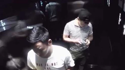 听到隔壁我流水了,网友热议:生活中的小尴尬与真实瞬间引发共鸣,笑声不断! 听到隔壁我流水了,网友热议:生活中的小尴尬与真实瞬间引发共鸣,笑声不断!