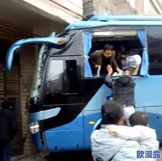 yingdan大巴车＂突遇神秘事故，乘客惊慌逃生，现场画面令人震惊！
