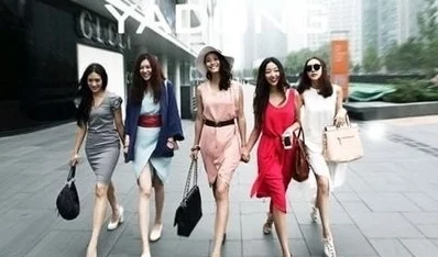 和老女人做爰了，震惊！年轻小伙竟然与年长女性展开不寻常的恋情，引发社会热议与讨论！