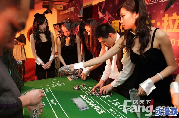 美女迈开腿就开始打扑克，现场气氛火热，引发众人围观，游戏规则引起热议，玩家们纷纷参与其中