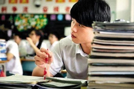 高中生被c到爽哭视频引发热议，网友纷纷评论其真实感受与情感共鸣，讨论青春期的复杂心理状态