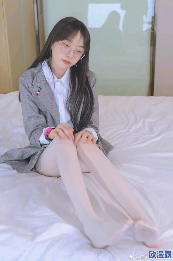 小仙女白丝扒开腿,展现优雅气质与迷人风采,引发网友热议与讨论,成为社交媒体新焦点 小仙女白丝扒开腿,展现优雅气质与迷人风采,引发网友热议与讨论,成为社交媒体新焦点