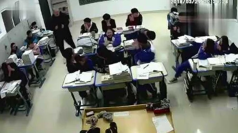 上课(h)竟然发生惊人事件,学生们目睹不可思议的场景,课堂瞬间变成了热议焦点! 上课(h)竟然发生惊人事件,学生们目睹不可思议的场景,课堂瞬间变成了热议焦点!