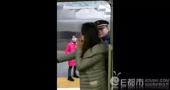 扶着她的腰狠狠挺进去，感受那一瞬间的激情与温度，仿佛时间都在这一刻静止