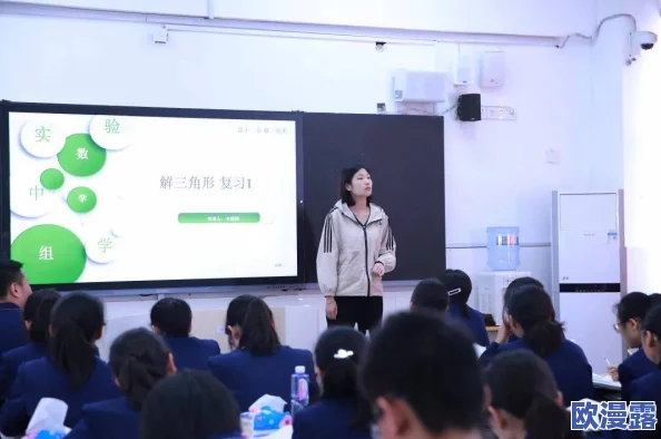 高中生白丝学生妹啪啪啪，校园生活中的青春悸动与成长故事交织，展现年轻人的情感世界与探索之旅