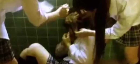 校花扒腿事件引发热议，网友纷纷讨论校园文化与性别平等的关系，呼吁加强对青少年教育和保护措施
