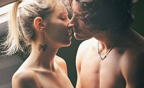男女扒开双腿猛进入爽爽，感受激情碰撞带来的无尽快感与心跳加速的刺激体验，让人欲罢不能