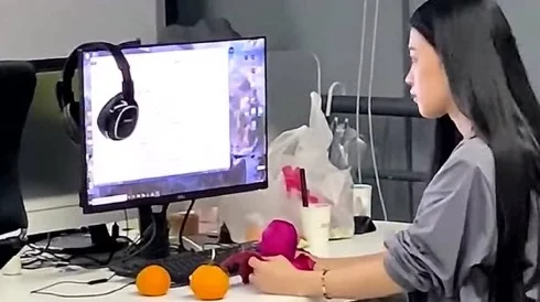 香艳职场91跳蛋:办公室惊现神秘玩具,员工们的私密生活引发热议! 香艳职场91跳蛋:办公室惊现神秘玩具,员工们的私密生活引发热议!