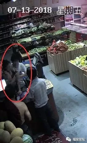 男生脱女生衣服还吻下面还揉胸视频，近日在社交媒体上引发热议，引起网友们对隐私和道德的广泛讨论
