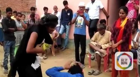 贱奴跪下被主人狠狠，近日网络上流传出一段视频，引发网友热议，讨论其背后的伦理与道德问题